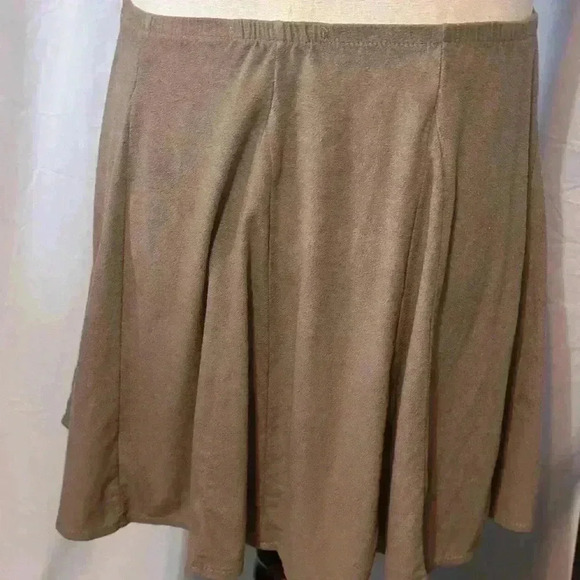 Brandy Melville Made In Italy 15” Skirt. Pull on. Tan. Women’s Size Small. - Picture 2 of 8